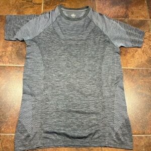 ALO Yoga Men’s Heathered Gray Short Sleeve Performance Tee